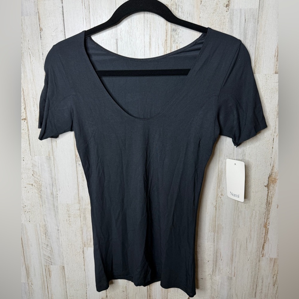 Numi Black  Short Sleeve